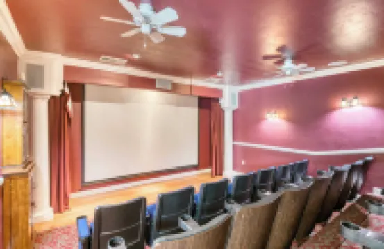 สระว่ายน้ำและห้องภาพยนตร์สุดเอ็กซ์ตราอร์ดินารี่ที่ Grand Contento โดย Avantstay