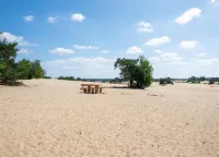 Forest-Edge Family Bungalow Hotel di Hoenderloo