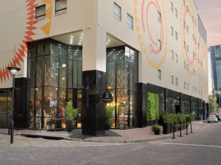 Onomo Hotel Johannesburg Sandton Отели рядом с достопримечательностью «Sandton Skye»