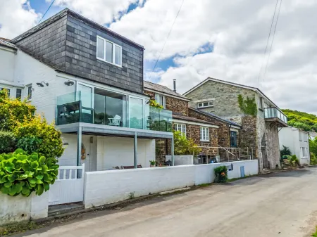 Riverside Cottage Отели рядом с достопримечательностью «Замок Рестормель»