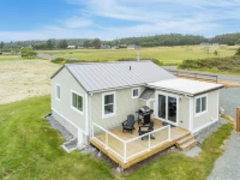Swan Lake Cottage by AvantStay Hotels in Oak Harbor