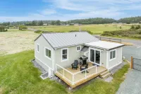 Swan Lake Cottage by AvantStay Views Firepit Hotel di Oak Harbor