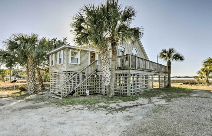 Cozy Waterfront Island House on Live Oak Island!
