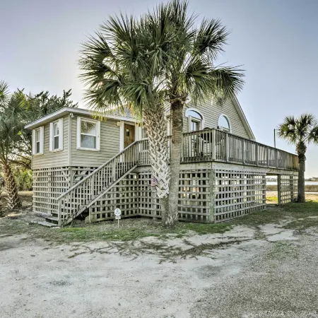Cozy Waterfront Island House on Live Oak Island!