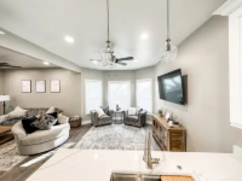 Midtown Oasis - Walkable to Blackstone - Within 5 Minutes of Downtown -Sleeps 12