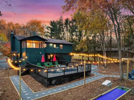 Private Heated Pool, Hot Tub, Mini Golf, Fire Pit!