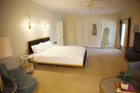 Lake estate on Old Hickory with pool and hot tub, convenient to Nashville