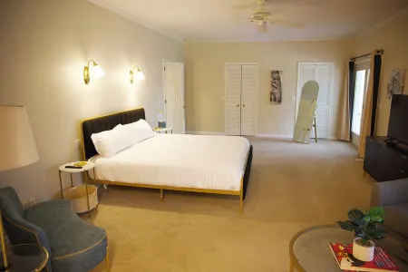 Lake estate on Old Hickory with pool and hot tub, convenient to Nashville