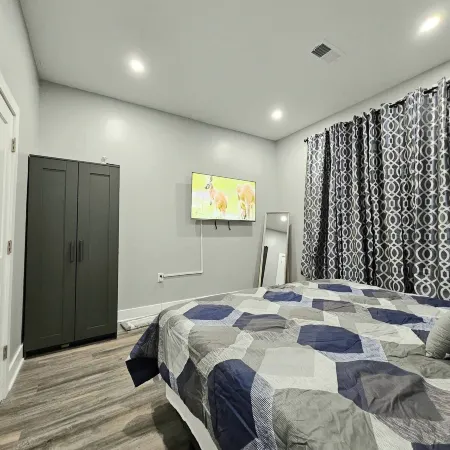 Cozy Home near City Center with Hot tub