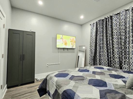 Cozy Home near City Center with Hot tub