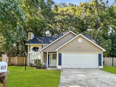 Paramour: huge yard home with ground floor bedroom 25 min to Charleston Отели в г. Berkeley County