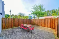 Prime Townhouses Near Design District - Villas