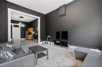 Spacious Luxury Black Downtown Apartment - Minutes from WEC!