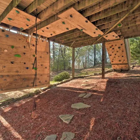 Family-Friendly Lake Lanier Escape on 2 and Acres!