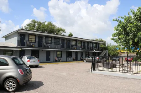 Dunedin Cove Motel Отели рядом с достопримечательностью «Государственный парк Ханимун Айленд»