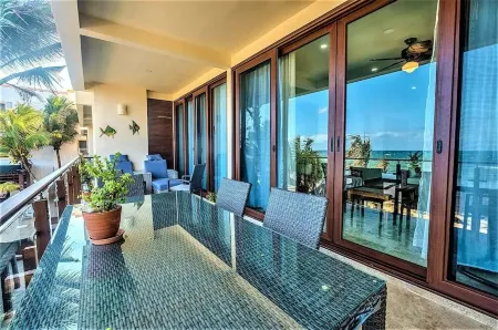 Create Unforgettable Memories in Your Beachfront Escape with Stunning Views!