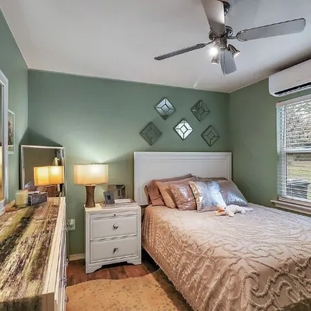 Gator Getaway - Charming 2-bedroom cottage with WiFi, AC in delightful Anahuac.