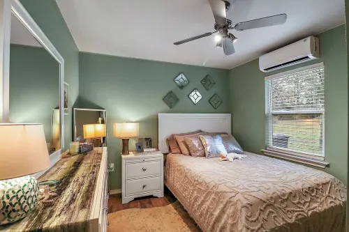 Gator Getaway - Charming 2-bedroom cottage with WiFi, AC in delightful Anahuac. Hotels in Chambers County