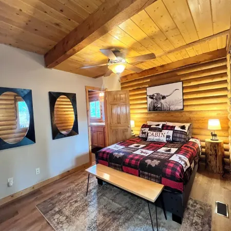 Three level cabin with Hot Tub