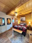 Three level cabin with Hot Tub