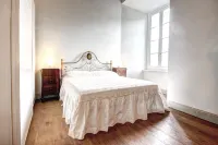 Palazzo Bichi Ruspoli-Historical Res, near Campo Square and close to everything Hotell i Civetta