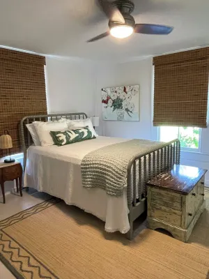 The Tarpon Cottage near the bay.Relaxing getaway!!!!Snowbirds special.