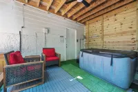 7.7 mi to LakePoint Sports - Near Historic DT - HotTub