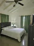 Stonebrook Villa Chateau  Trelawney Jamaica 3 bedrooms 3 bathrooms. فنادق في 