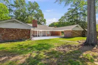 Stay Local Fantastic 4 Bedroom Near the Rez Sleeps 16