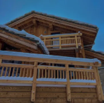 CHALET LOUNE sleeps 14 with jacuzzi and sauna