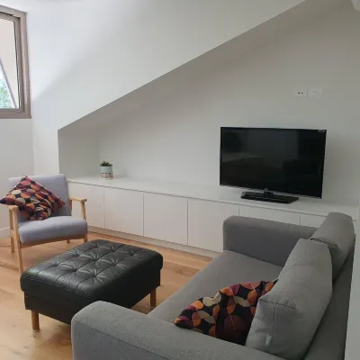 1 BR unit with leafy outlook & dedicated workspace Hotels in Glebe