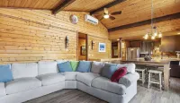 Cozy 3-bedroom cabin in fabulous Worley with AC, WiFi, and a game room.