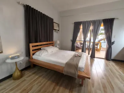 studio apartment with ocean views and swimming pool .  호텔