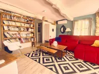 Superb mas, absolute calm, view of the château and Mont Ventoux, large swimming pool, vineyards Hotel a Le Barroux