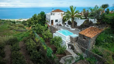 Refurbished Villa Home in gorgeous natural setting Hotels near Las Hayas