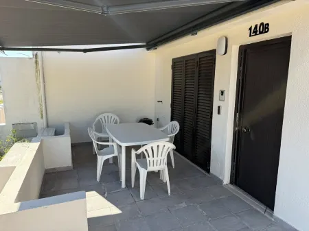 800 m from the beach, modern apartment with terrace on ground floor Отели рядом с достопримечательностью «Quinta do vale»