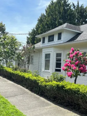 Convenient location,  2 bedroom. 1.5 bath. Sleep 5. WiFi, AC, parking available. Hotels in Columbia City