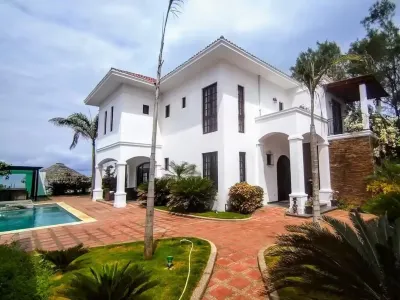 La Mansión. Al pie del mar. Hotel a 