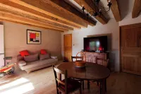 Le manoir de la Chaumette Independent apartment with games room and swimming pool
