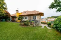 Second floor of house with enclosed property in Baiona. Hotels in Baiona