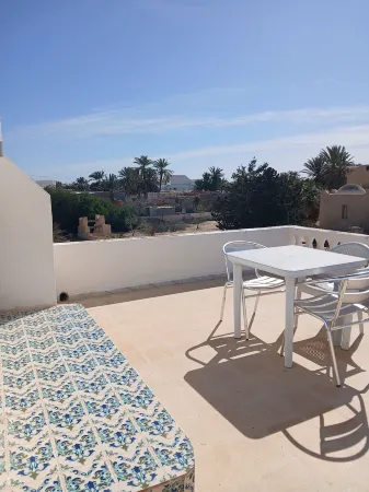 Maison la rose 3 400 m from the beach Отели в г. Mezraia