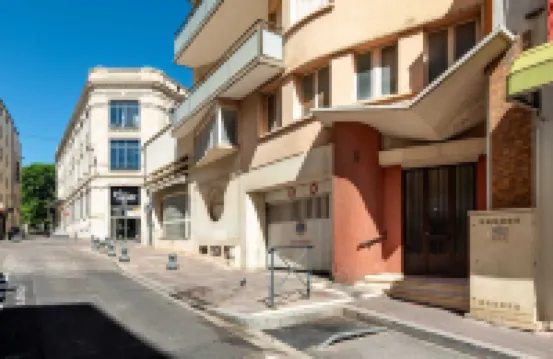 "L'authentique" - hyper center - lovely terrace!