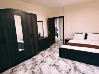 SkyBridge 2-Bedroom Apt. in central Monrovia with WiFi, Pool & Beach access.  호텔