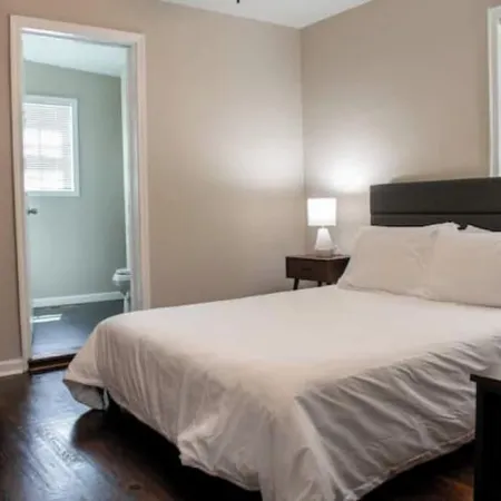 Cozy Retreat Near Airport & Downtown Отели в г. Хейпвиль