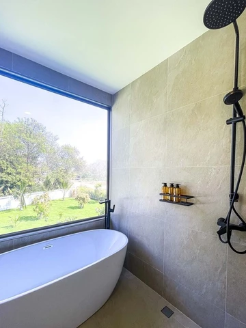 รูปภาพของMinimal Luxury Villa HUGE Garden. 10 min to Nimman