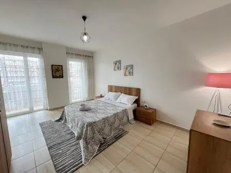 2-bedroom apartment in lovely Shkodër with WiFi, AC Отели рядом с достопримечательностью «Buna River»