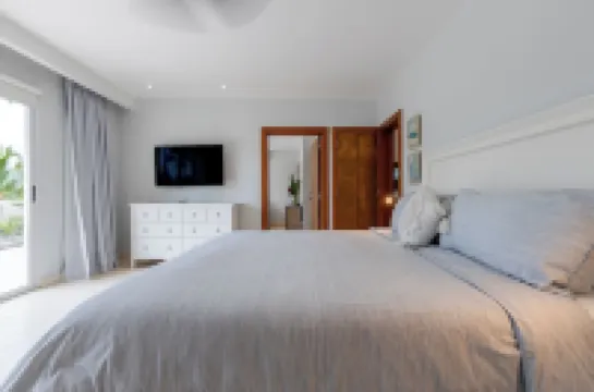 Spacious 3-bedroom apartment with AC, WiFi in Coson Bay