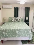 Chic 1-bedroom apartment with AC, WiFi in central  New  Kingston area Hotel a 