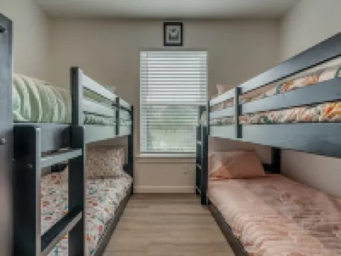 Unwind with your family at this cozy lakeside home! 尤福拉酒店