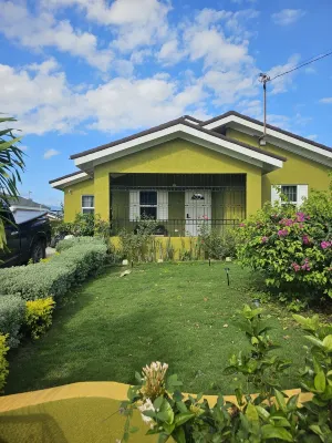 Stonebrook Villa Chateau  Trelawney Jamaica 3 bedrooms 3 bathrooms. فنادق في 